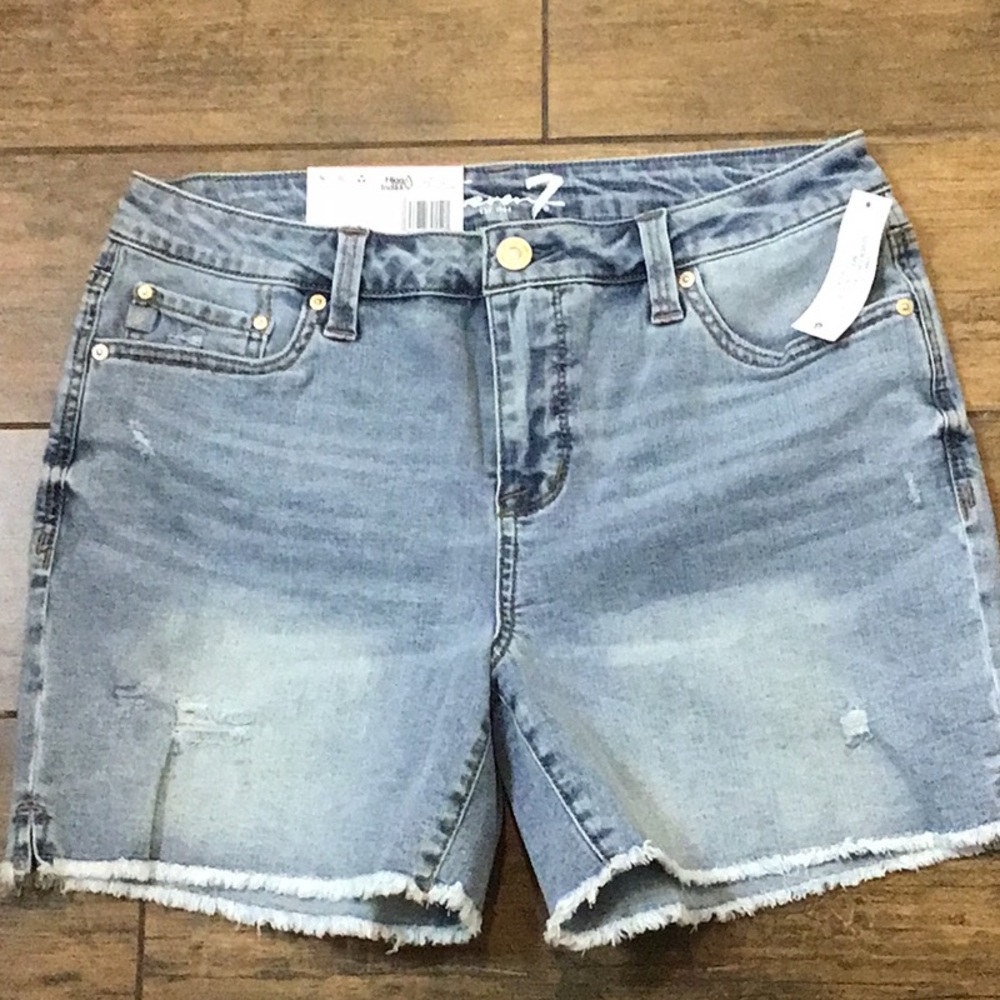 Seven7 Ladies Denim Weekend Short size 6 Fray Hem Distressed 5” Inseam N…